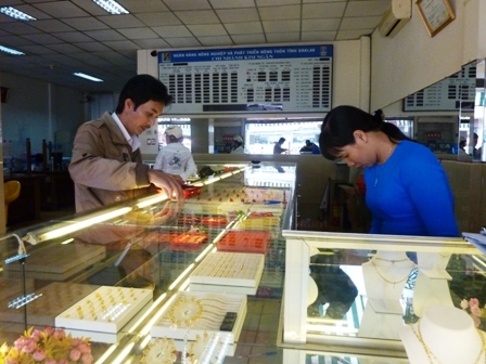 Khách chọn mua vàng tại Chi nhánh NHNN&PTNT Kim Ngân.