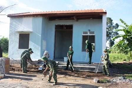 Chiến sĩ biên phòng với chương trình "Mái ấm người nghèo nơi biên giới". (Ảnh: Công Dũng)