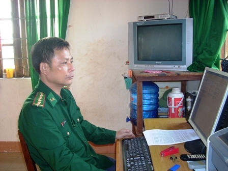 Anh Đỗ Văn Mạnh đang lên kế hoạch hoạt động của công an xã Ia R'vê.