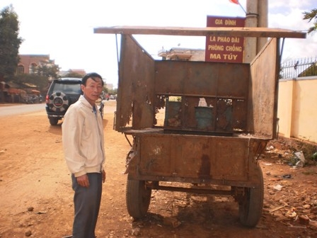 Anh Minh hơn 5 năm gắn bó với tổ thu gom rác thải xã Ea Tóh.