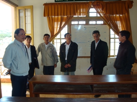 Đại diện lãnh đạo Sở GD-ĐT kiểm tra cơ sở vật chất các trung tâm học tập cộng đồng trên địa bàn tỉnh.