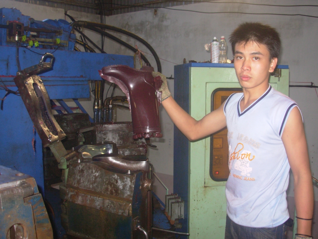 Sản xuất giày dép tại Công ty TNHH Việt Thắng (Cụm công nghiệp Ea Dar, huyện Ea Kar)