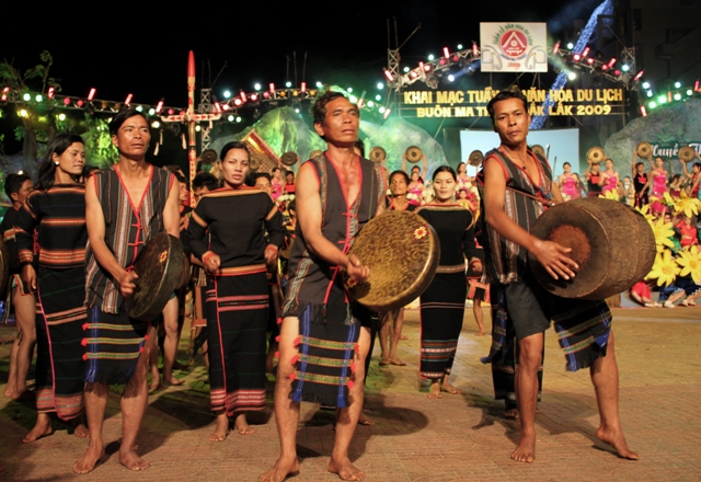 Diễn tấu cồng chiêng và múa dân gian trong Tuần lễ Văn hóa - Du lịch Buôn Ma Thuột năm 2009.