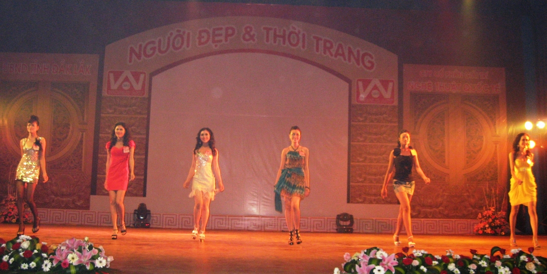 trong trang phục dạo phố