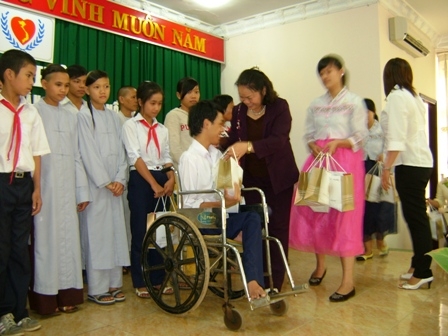 Hội Bảo trợ người tàn tật và trẻ mồ côi tỉnh tặng quà trẻ khuyết tật.