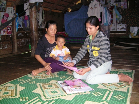 Chị Lan đang tuyên truyền cho người dân về việc sử dụng các biện pháp tránh thai hiện đại.