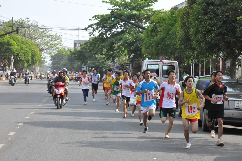 Các VĐV nam đang tranh tài quyết liệt