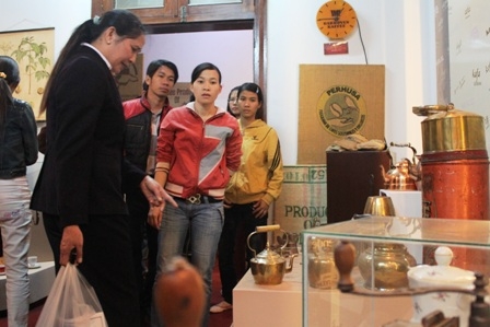 Du khách tham quan gian hàng của Hội chợ - Triển lãm chuyên ngành cà phê. (Ảnh: Gia Thịnh)