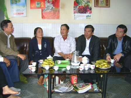 Đoàn công tác Thường trực Tỉnh ủy và HĐND tỉnh thăm, trò chuyện với gia đình chị Trịnh Thị Luyến.