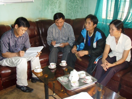 Thầy Hoàng Đạt Thông (thứ 2 từ phải qua), Trường Tiểu học Mạc Thị Bưởi (xã Ea Kiết) tết này đã không về quê ở Thanh Hóa vì không có tiền.