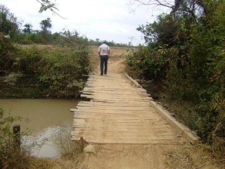 Cây cầu thanh niên, bắc qua suối Cụt.