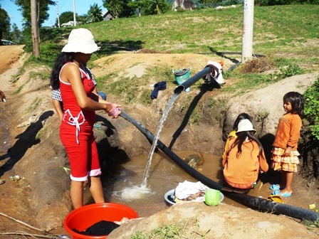 Cung cấp nước sạch cho các xã nghèo vẫn là việc khó thực hiện. (Ảnh: Lê Thành)