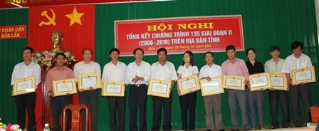 .... trao tặng bằng khen của UBND tỉnh cho cá tập thể cá nhân