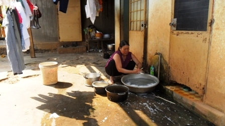 Từ nhiều năm nay, mọi sinh hoạt hằng ngày của người dân tổ liên gia 13, khối 2, phường Thành Nhất đều sử dụng nguồn nước thiếu vệ sinh.