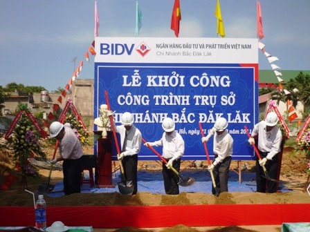 Các đại biểu động thổ khởi công.