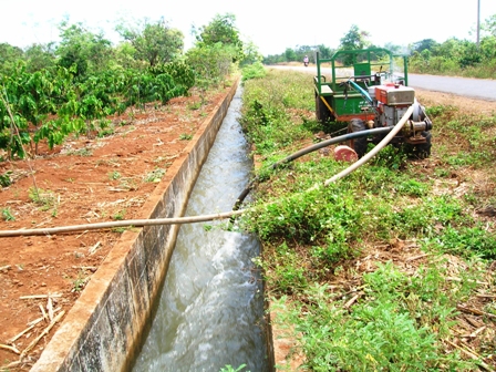 Làm tốt công tác quản lý thủy lợi để hạn chế việc thiếu nước tưới trong mùa khô.