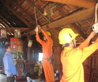 Lắp điện cho các thôn buôn đồng bào dân tộc thiểu số chưa có điện ở Dak Lak