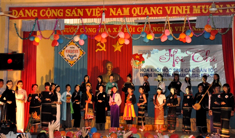 Các thi sinh thi phần trang phục truyền thống