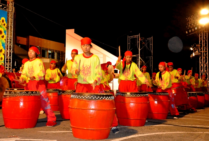 Tiếng trống vang rền mở màn đêm hội