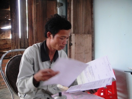 Anh Đoàn Văn Thiêm lo lắng trước khoản tiền lớn cho ca phẫu thuật.