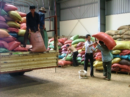 Nhiều doanh nghiệp băn khoăn trước quy định mới về hóa đơn. (Ảnh: L.N)