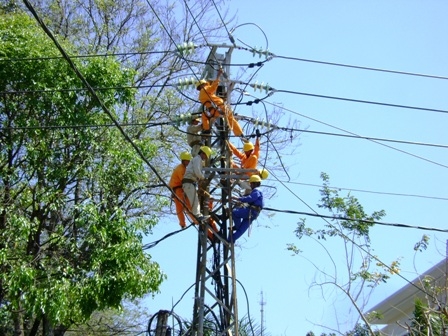 Nhân viên Công ty Điện lực Dak Lak tiến hành sửa chữa, nâng cấp hệ thống lưới điện trên địa bàn TP. Buôn Ma Thuột.