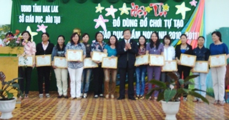 Ông Phan Hồng, Giám đốc Sở GD-ĐT Dak Lak trao Giấy khen cho các đơn vị, cá nhân có ĐDĐC xuất sắc.