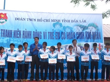 Hội đồng Đội tỉnh trao học bổng cho trẻ em có hoàn cảnh khó khăn trong đợt ra quân Năm Thanh niên 2011 tại xã Ea Uy, huyện Krông Pak.