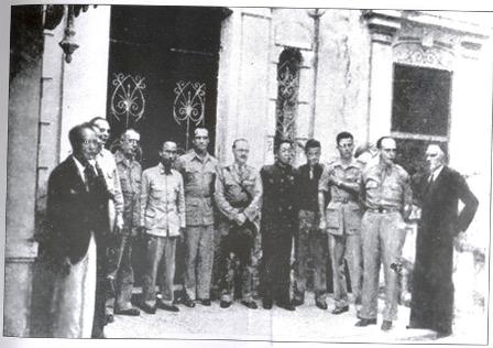 Ngày 6-3-1946, Chủ tịch Hồ Chí Minh chụp ảnh cùng các thành viên Việt - Pháp tham gia ký Hiệp định Sơ bộ. (Ảnh: T.L)