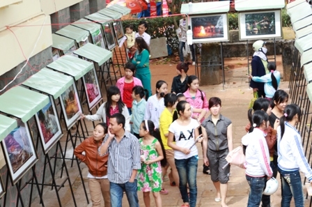 Triển lãm hình ảnh, hiện vật về không gian văn hóa cồng chiêng Tây Nguyên thu hút đông đảo người xem.