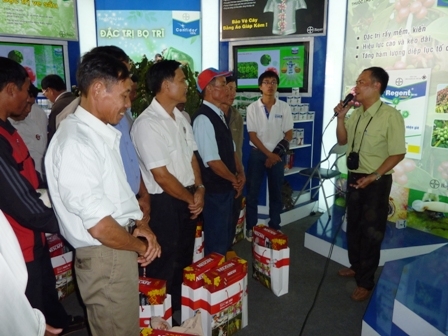 Đông đảo nông dân đến nghe cán bộ Công ty Bayer tư vấn.