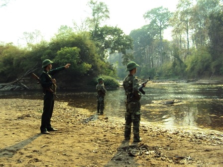 Chắc tay súng canh giữ biên cương Tổ quốc.