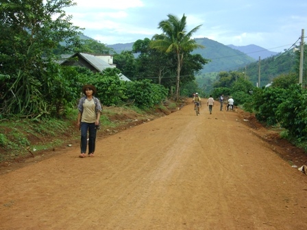 Đường giao thông buôn Liêng Ông (xã Dak Phơi, huyện Lak) được đầu tư xây dựng theo Chương trình 135 giai đoạn II