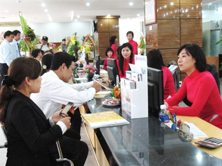 Khách hàng giao dịch tại Ngân hàng Việt Á.