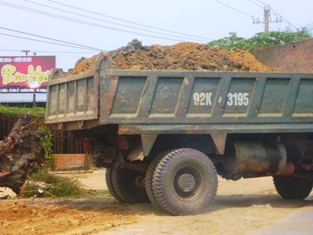 Những "hung thần bán đất" không cần "mặc áo".