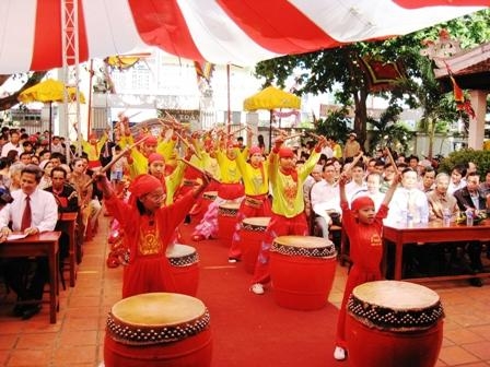 đánh trống mừng Ngày Giỗ Tổ.