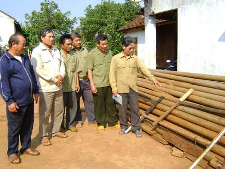  Ông Võ Quang Minh (ngoài cùng, bên phải) giới thiệu về hệ thống ống tưới cà phê của gia đình cho các cán bộ, hội viên trong chi hội CCB 