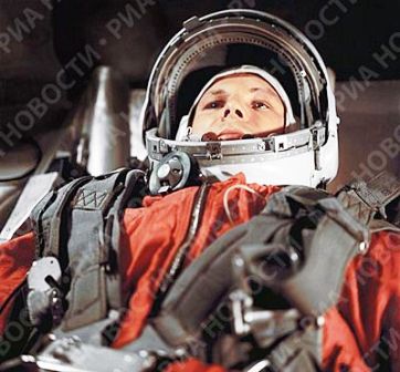 Yury Gagarin trong cabin của con tàu vũ trụ Vostok. (nguồn: Internet)