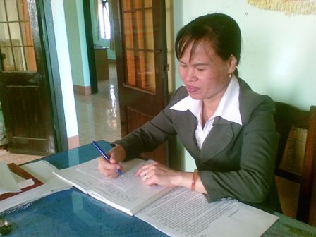 Chị Bùi Thị Oanh tổng hợp hoạt động phong trào trong tháng.