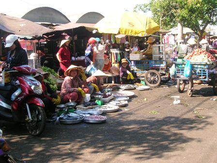 Buôn bán thực phẩm trên hè phố tiềm ẩn nguy cơ mất an toàn vệ sinh thực phẩm.