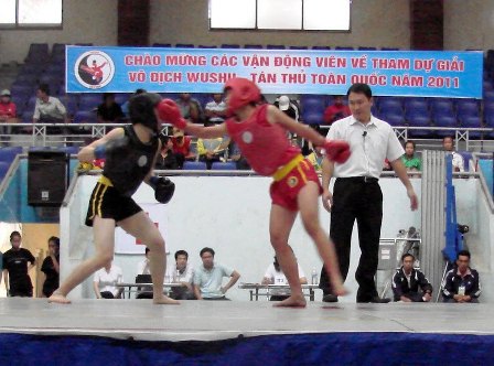 Các VĐV thi đấu nội dung Tán thủ (đối kháng) ở Giải Vô địch Wushu toàn quốc năm 2011 tại Dak Lak.