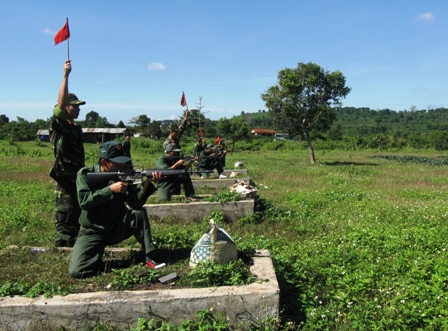 Dân quân tự vệ Krông Năng kiểm tra bắn đạn thật.