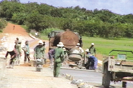 Thi công đường liên tỉnh Dak Lak - Phú Yên, đoạn qua huyện Krông Năng.