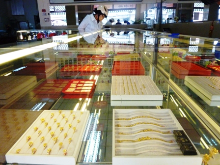 Khách hàng chọn mua vàng ở Chi nhánh Ngân hàng Nông nghiệp và Phát triển nông thôn Kim Ngân.