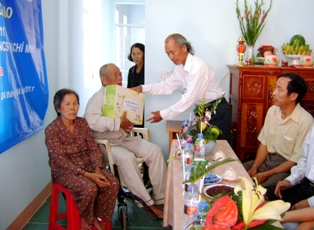 Đại diện Ban liên lạc Hội đồng hương Bình Định tặng quà 