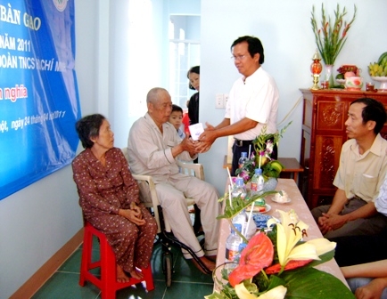 Đại diện chính quyền địa phương tặng quà