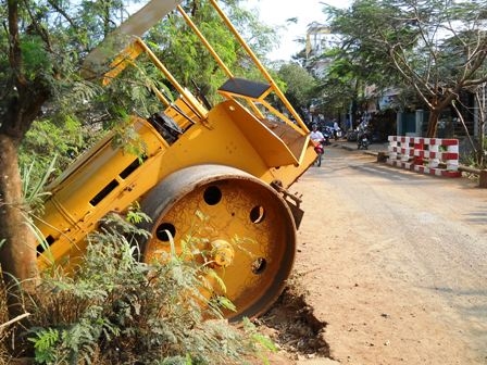 Chiếc xe lu mất thắng lao xuống rãnh nước bên đường.