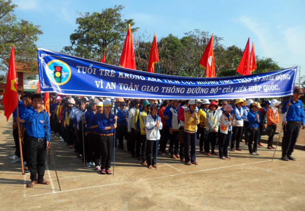 Đông đảo đoàn viên thanh niên tham gia diễu hành tuyên truyền về ATGT