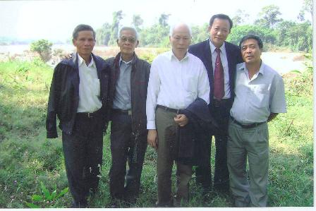 "Xạ thủ B40" Trần Đỗ Minh Mão (bìa phải) cùng đồng đội thăm lại địa điểm diễn ra các trận đánh năm xưa.
