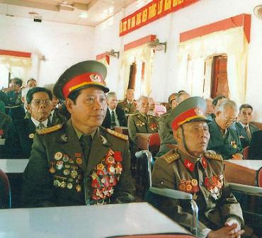 Đại tá Trần Cảnh (bìa phải) tại Lễ Kỷ niệm 65 năm Ngày thành lập Quân đội Nhân dân Việt Nam.